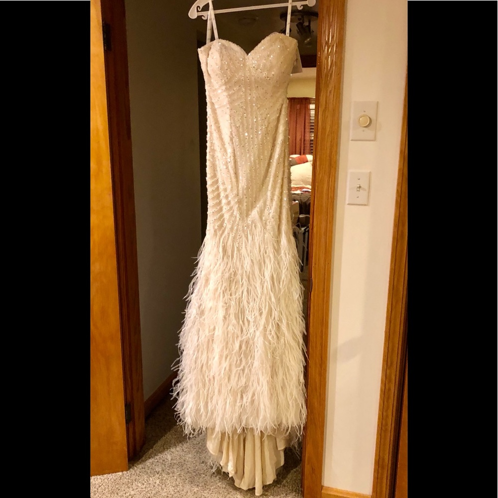 Wedding gown, hair piece & veil - Picture 6 of 7